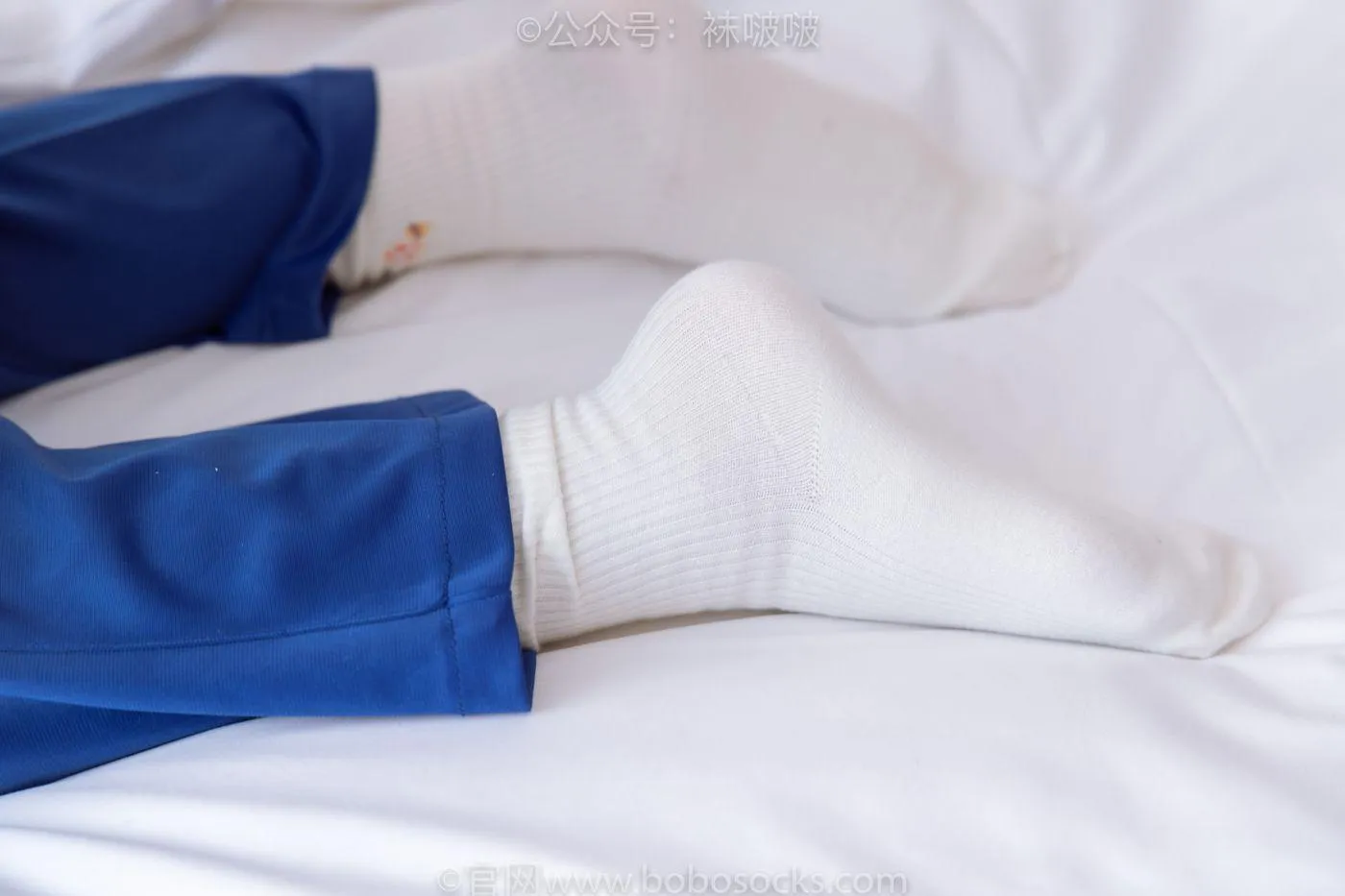 [BoBoSocks袜啵啵]NO.042 砂糖-校服、板鞋、白棉袜、油亮白丝 [139P]插图5